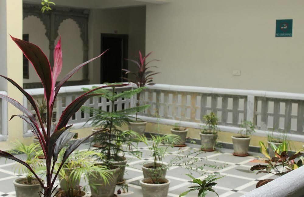 Oyo 1159 Hotel Chandra Prakash อุเดเปอร์ ภายนอก รูปภาพ