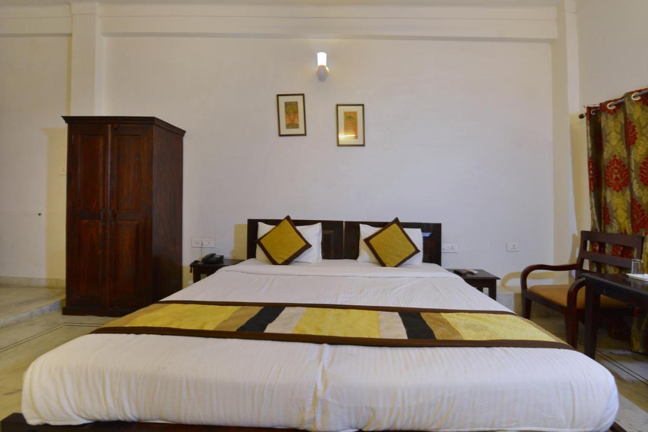 Oyo 1159 Hotel Chandra Prakash อุเดเปอร์ ภายนอก รูปภาพ