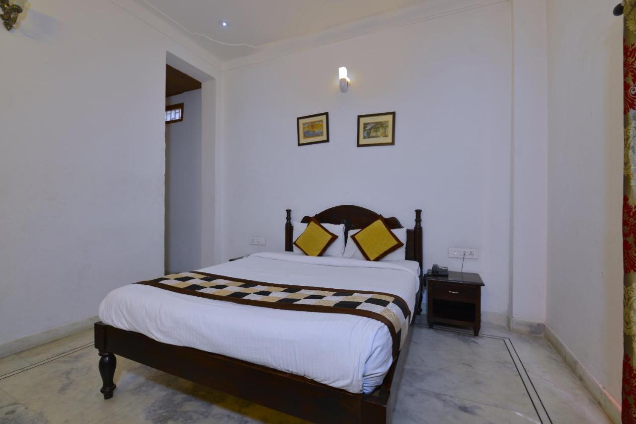 Oyo 1159 Hotel Chandra Prakash อุเดเปอร์ ภายนอก รูปภาพ