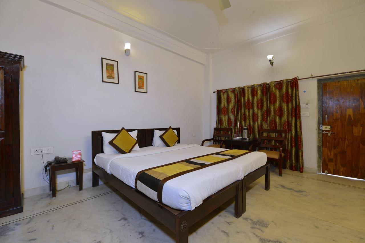 Oyo 1159 Hotel Chandra Prakash อุเดเปอร์ ภายนอก รูปภาพ