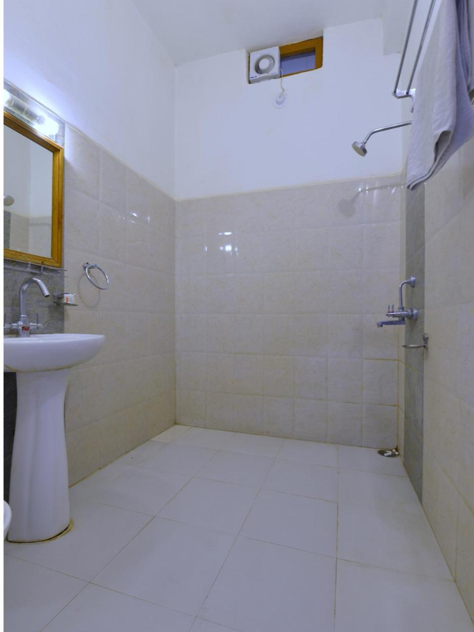 Oyo 1159 Hotel Chandra Prakash อุเดเปอร์ ภายนอก รูปภาพ