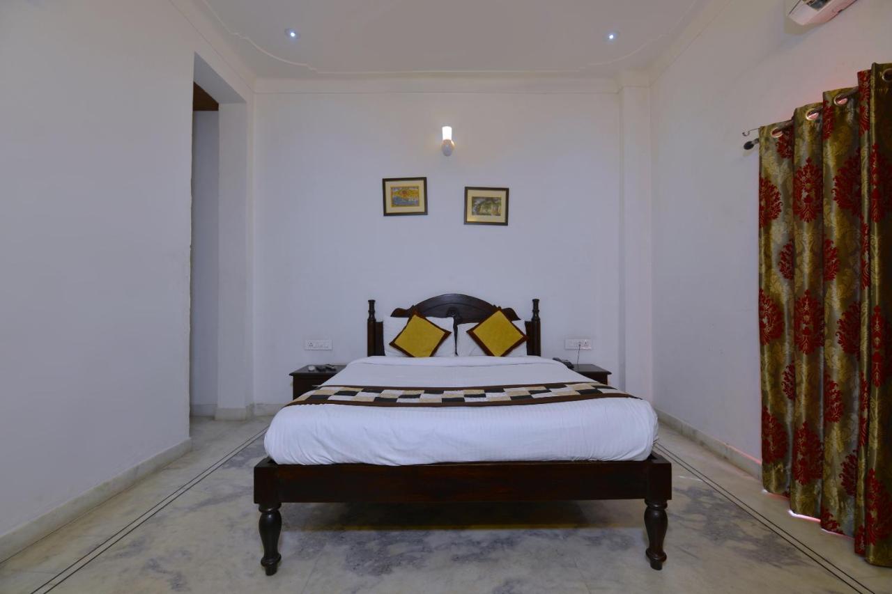 Oyo 1159 Hotel Chandra Prakash อุเดเปอร์ ภายนอก รูปภาพ